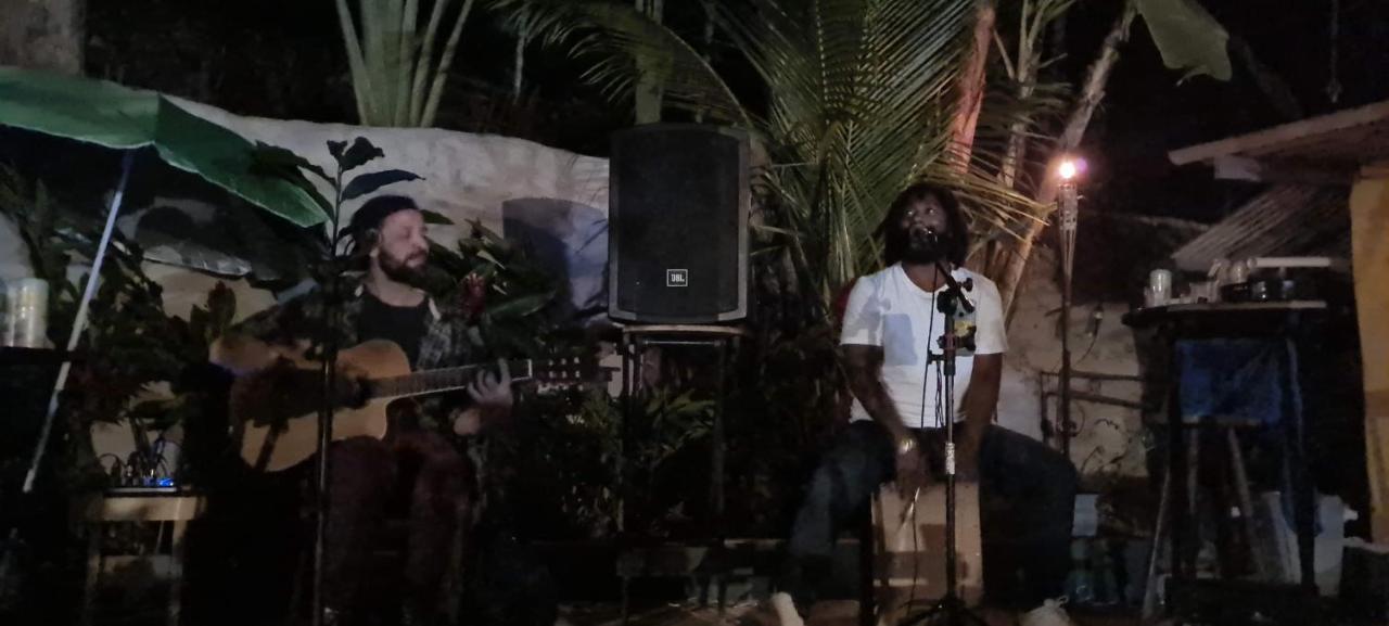 Sintonia Surf Hostel E Bar Убатуба Экстерьер фото